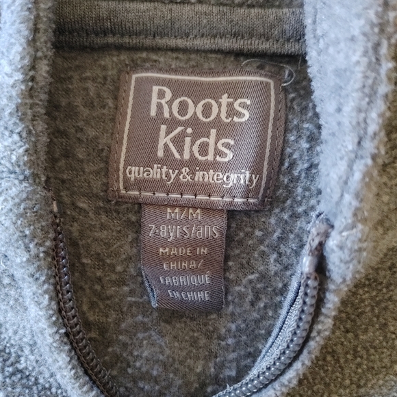 🔥 Sale 🔥 ROOTS zip up hoodie sweater, warm fuzzy comfortable kids medium 7-8 - Picture 3 of 3